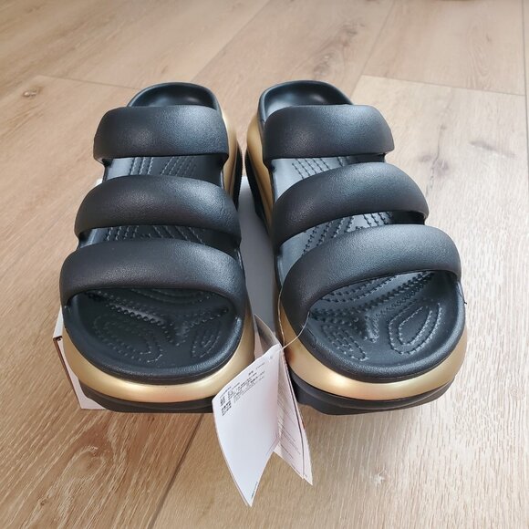 🤩😎CROCS Black and Gold Women's Sandals black 😎🤩 - Picture 3 of 5